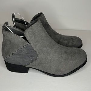 Mia Amore light grey suede booties size 6M